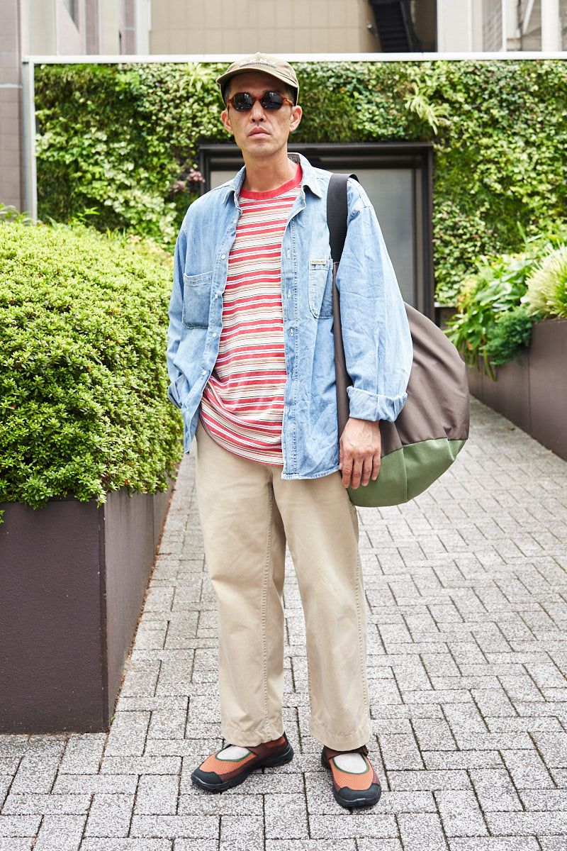 シャツ=リプレイ Tシャツ=ジェイクルー パンツ=ラルフローレン シューズ=サロモン 帽子=ダナキャランニューヨーク 眼鏡=ジョルジオアルマーニ バッグ=古着