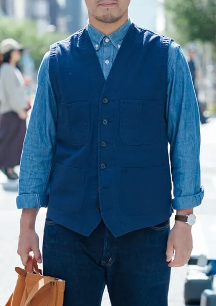 季節感と洒落感がほしいなら“ベスト”が正解！シャツのうえに羽織るだけの簡単コーディネイト3選 - 1枚目の画像