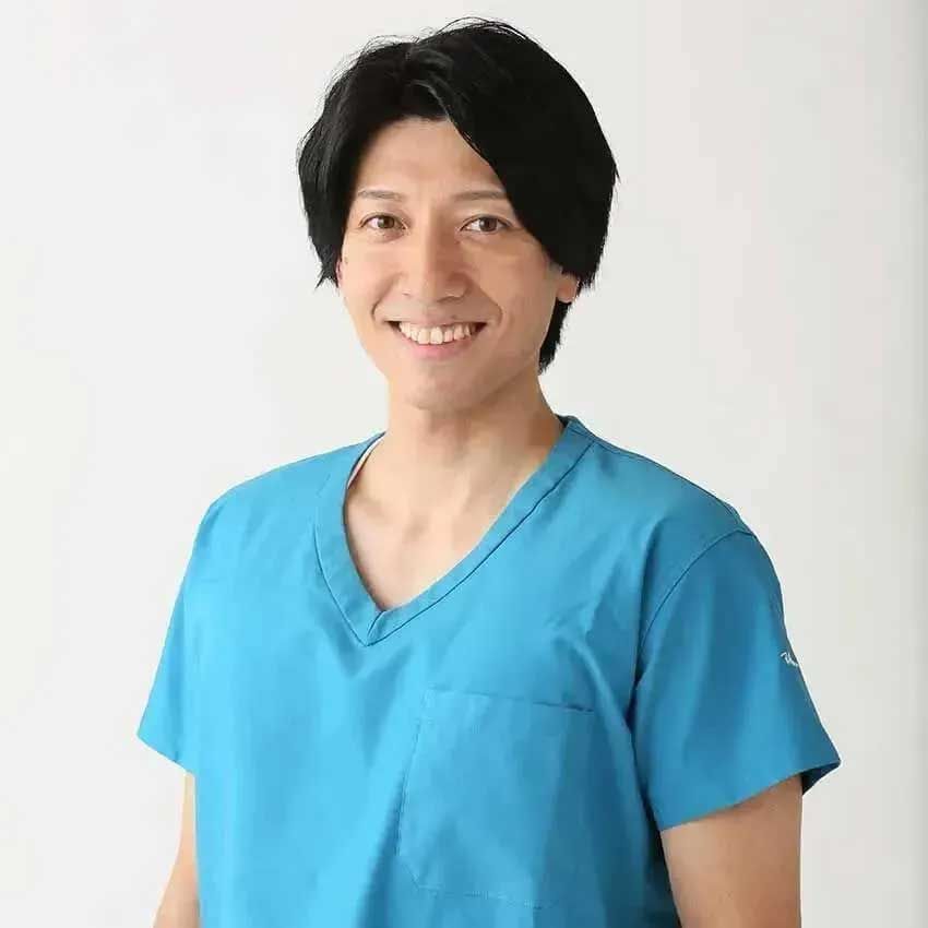 ストレッチ整体師とも先生●滋賀県草津市で唯一の「慢性腰痛 専門整体院」である整体院智-TOMO-の院長。日本代表のプロサッカー選手から94歳の患者様まで幅広くの方を施術している。YouTubeのチャンネル登録者数は50万人を超え、メディアへの出演実績も多数。目標は「全世界から腰痛をなくし、健康寿命を伸ばす」こと。