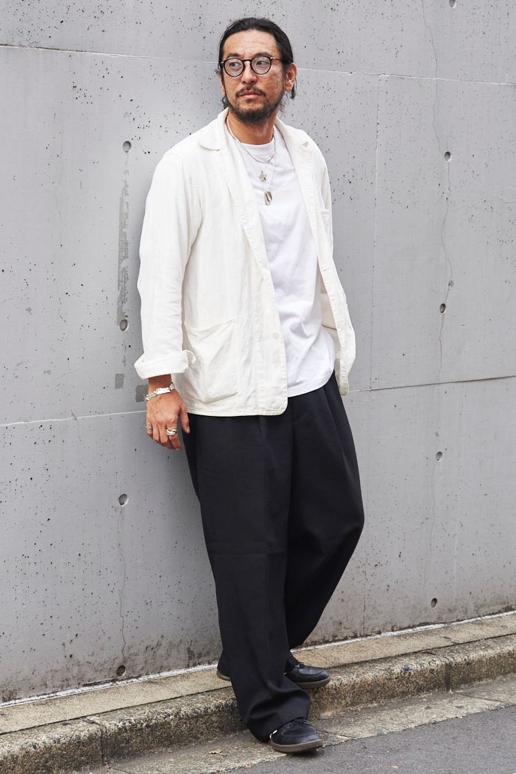 ジャケット＝コモリ　Tシャツ＝コンビニエンスウェア　パンツ＝ユニクロ　シューズ＝アシックス　眼鏡＝オリバーピープルズ