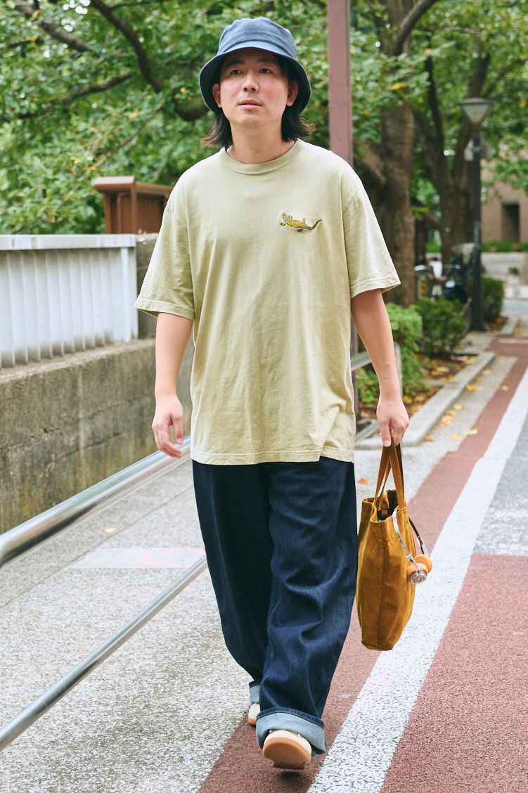 Tシャツ＝オンリーニューヨーク　デニム＝ユニクロ　シューズ＝アシックス　帽子＝不明　バッグ＝土屋鞄製造所