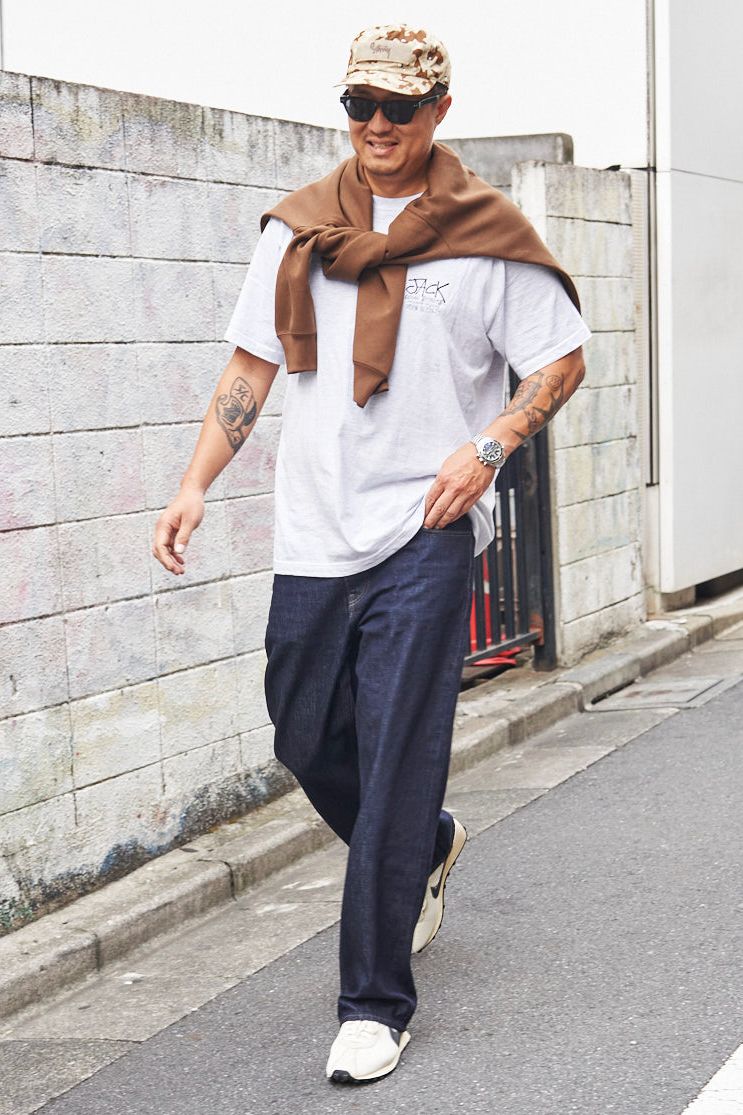 スウェット、デニム＝ともにユニクロ　Tシャツ＝ノーブランド　シューズ＝ナイキ　帽子＝ステューシー×アベイシングエイプ　眼鏡＝アンクラウド　腕時計＝オメガ