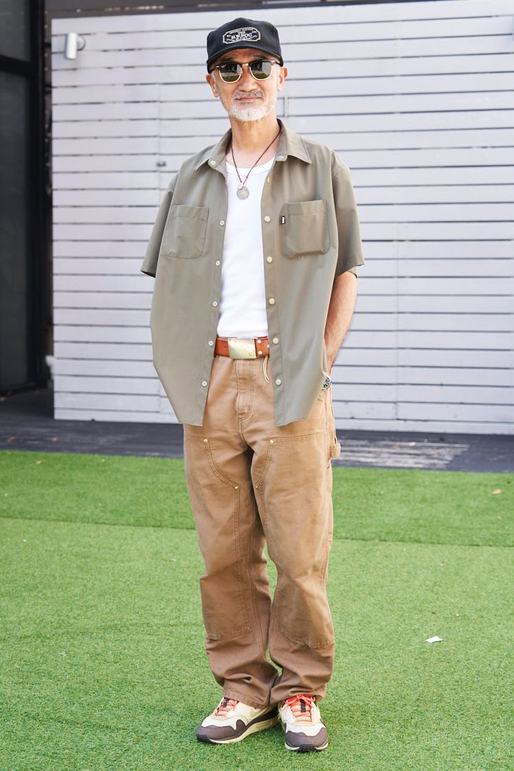 シャツ=エフティーシー カットソー=ヘインズ パンツ=カーハート シューズ=トラヴィススコット×ナイキ 帽子=ザエイチダブリュードッグアンドコー 眼鏡=レイバン 腕時計=ロレックス ネックレス、バングル、リング、ベルト=すべてゴローズ