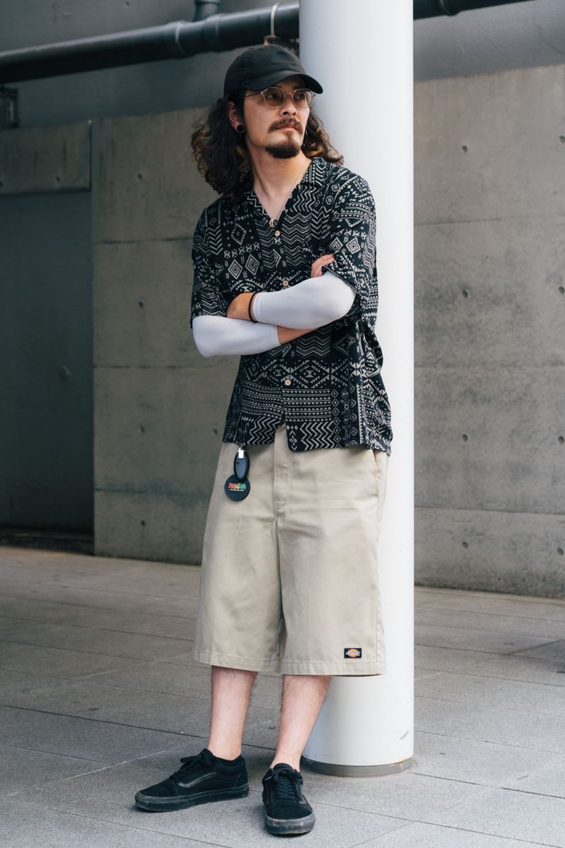 シャツ＝ユニクロ　パンツ＝ディッキーズ　シューズ＝ヴァンズ　帽子＝ニューエラ　眼鏡＝ジンズ　ネックレス＝チャイハネ