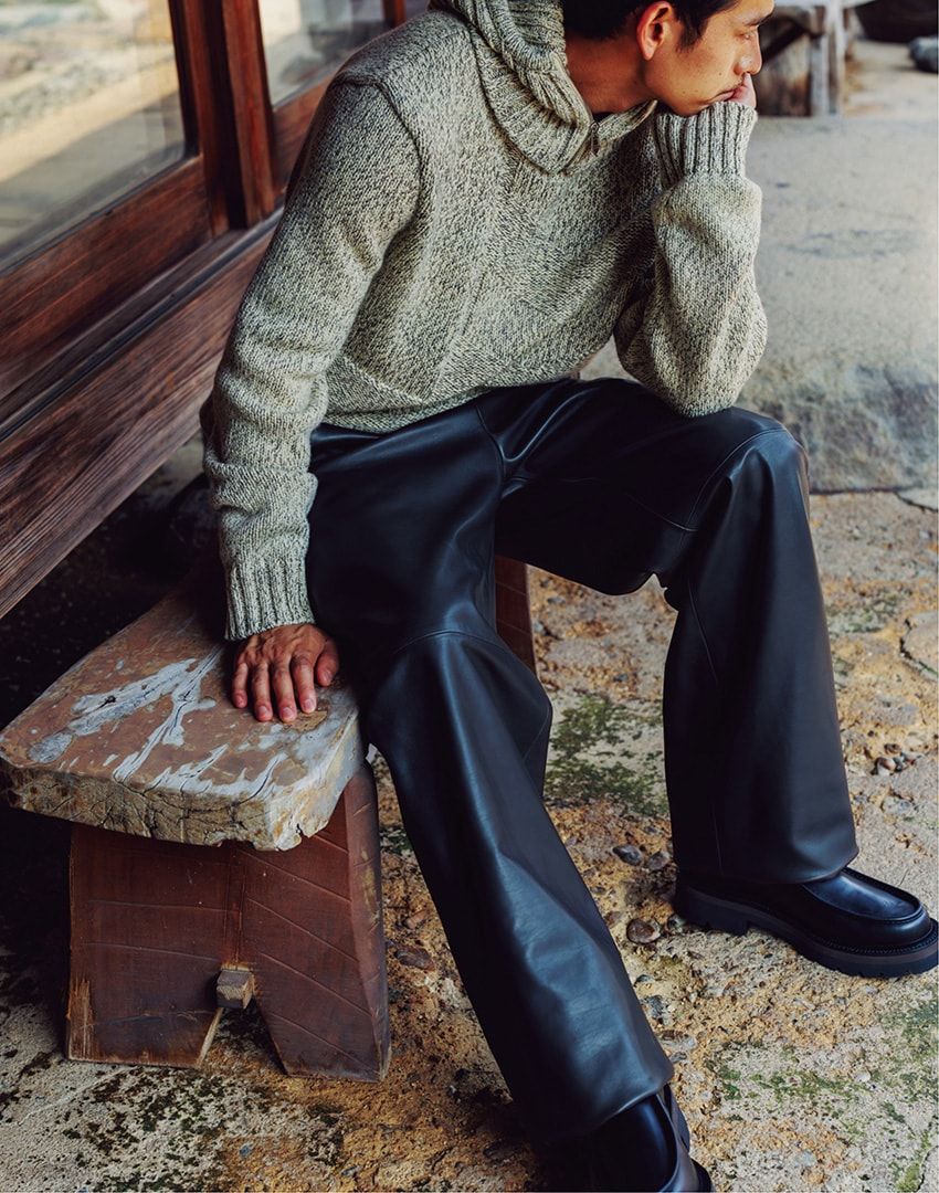 レザーパンツ154万円、ニット58万4100円、ニットフード23万3200円、靴26万7300円／すべてエルメス（エルメスジャポン