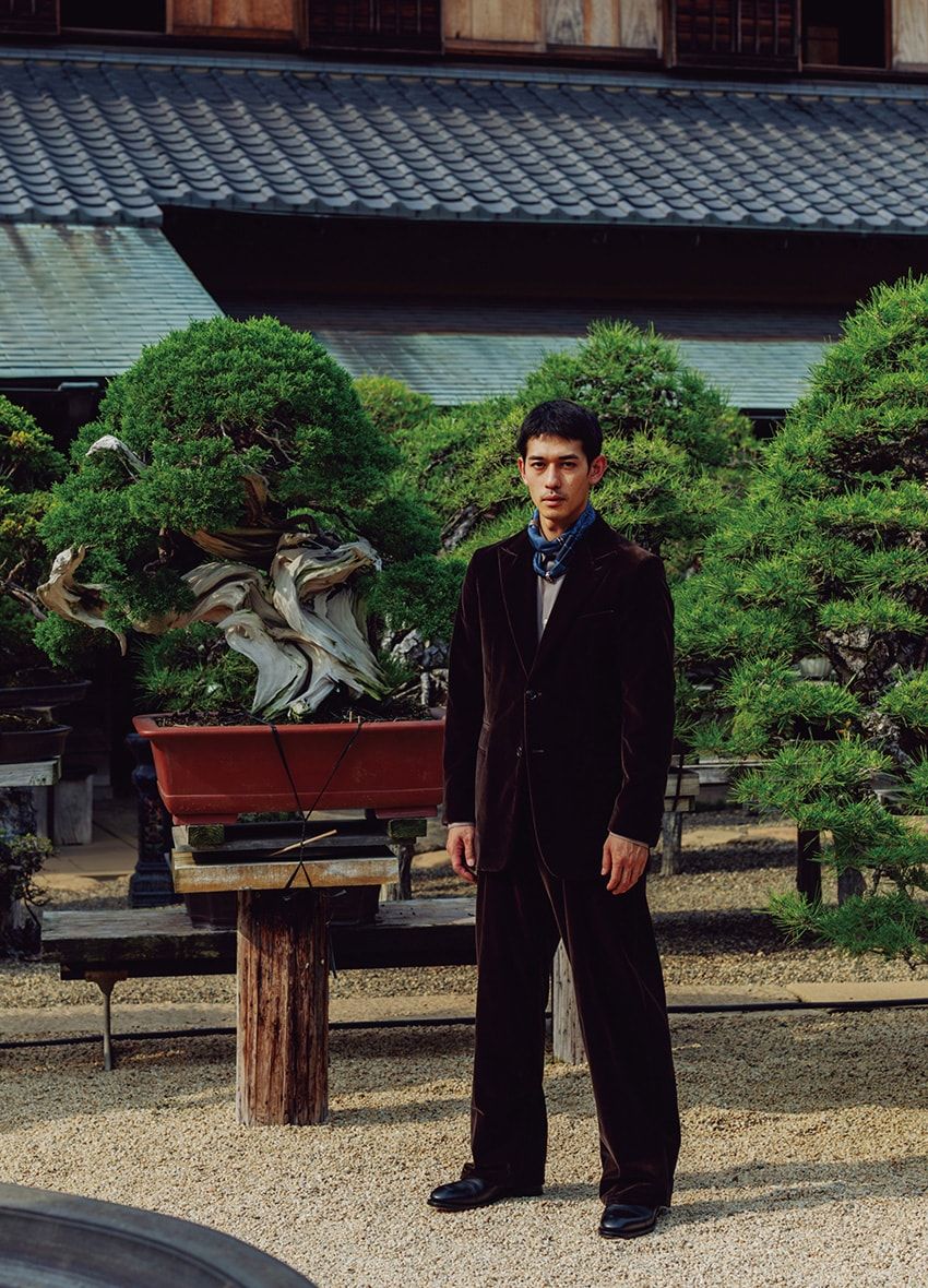 スーツ72万500円、シャツ16万5000円、スカーフ8万1400円、靴26万7300円、スカーフに付けたリング左上6万7100円、中・右下各6万2700円／すべてエルメス（エルメスジャポン