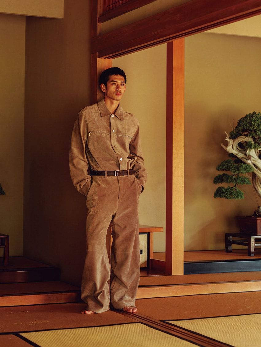 レザーシャツ194万7000円、レザーパンツ159万5000円、ベルト29万8100円／すべてエルメス（エルメスジャポン　03-3569-3300）