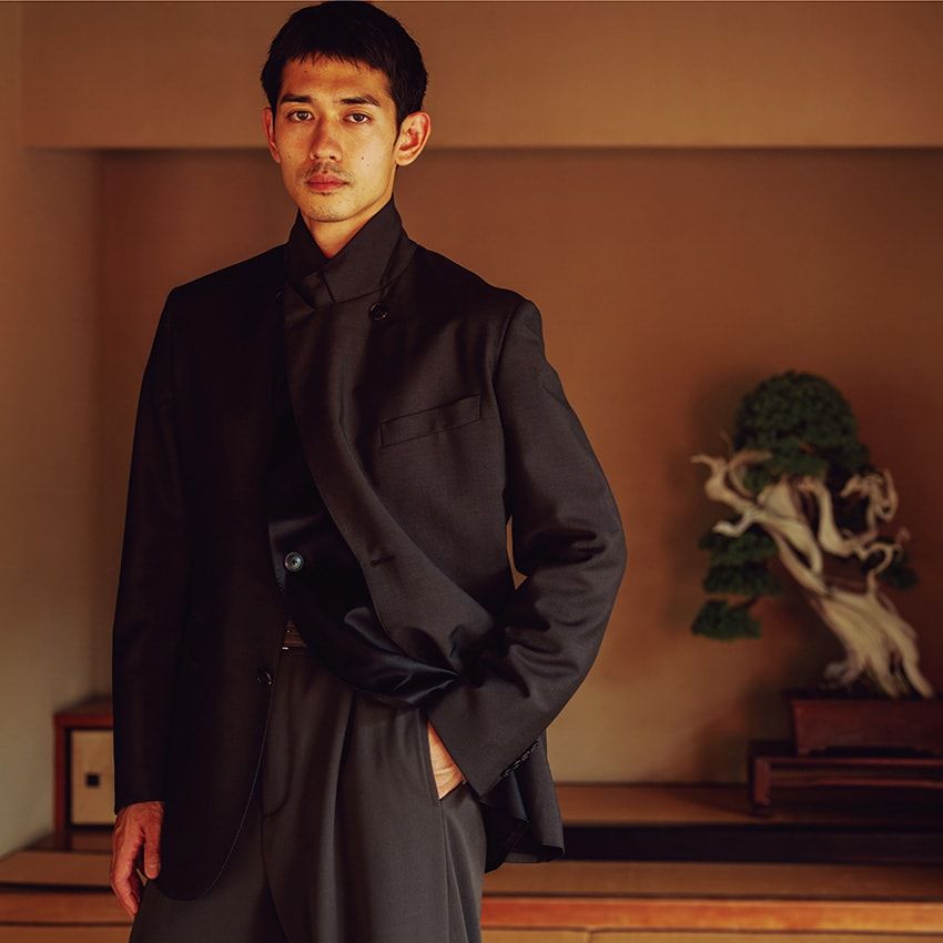 ジャケット72万500円、パンツ20万4600円／ともにエルメス（エルメスジャポン　03-3569-3300）