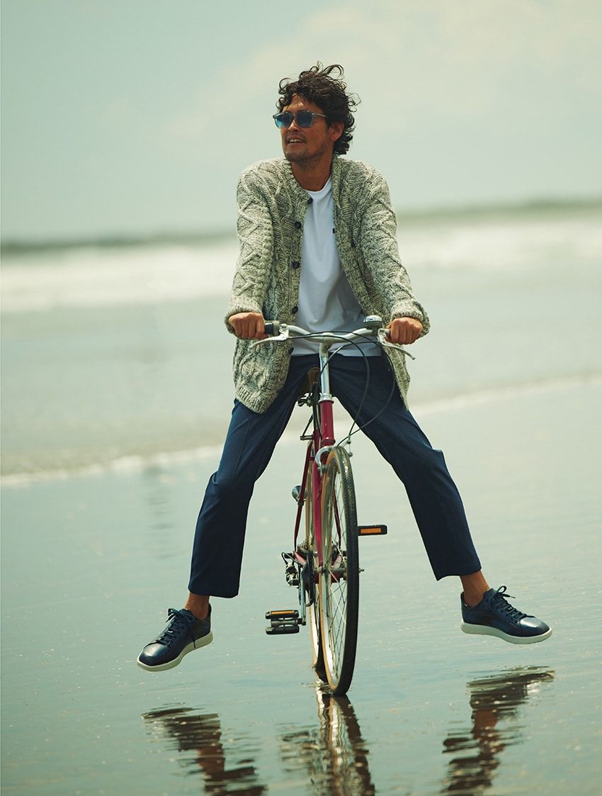 パンツ21万5600円、スニーカー26万2900円、カーディガン48万5100円、Tシャツ7万8650円／すべてベルルッティ　0120-961-859、サングラス5万2800円／モスコット（モスコット トウキョウ　03-6434-1070）