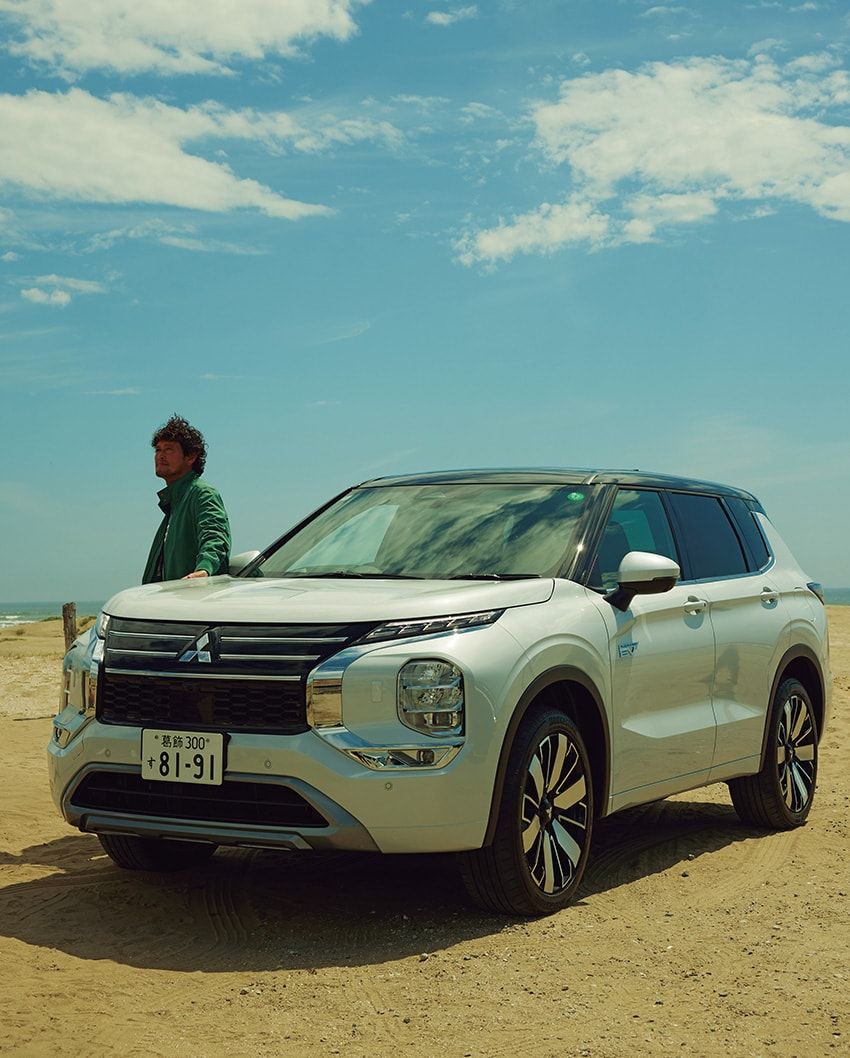 「アウトランダー PHEV P エグゼクティブ パッケージ」全長4720×全幅1860×全高1750mm、総排気量2359㏄、燃費17.2km/L （WLTC モード）、乗車定員5名/7名。659万4500円〜／三菱自動車　0120-324-860