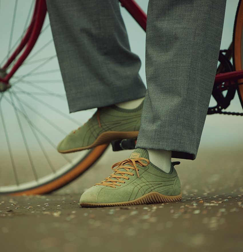 パンツ4万700円、スニーカー2万2000円／ともにオニツカタイガー（オニツカタイガージャパン　onitsukatiger.com）