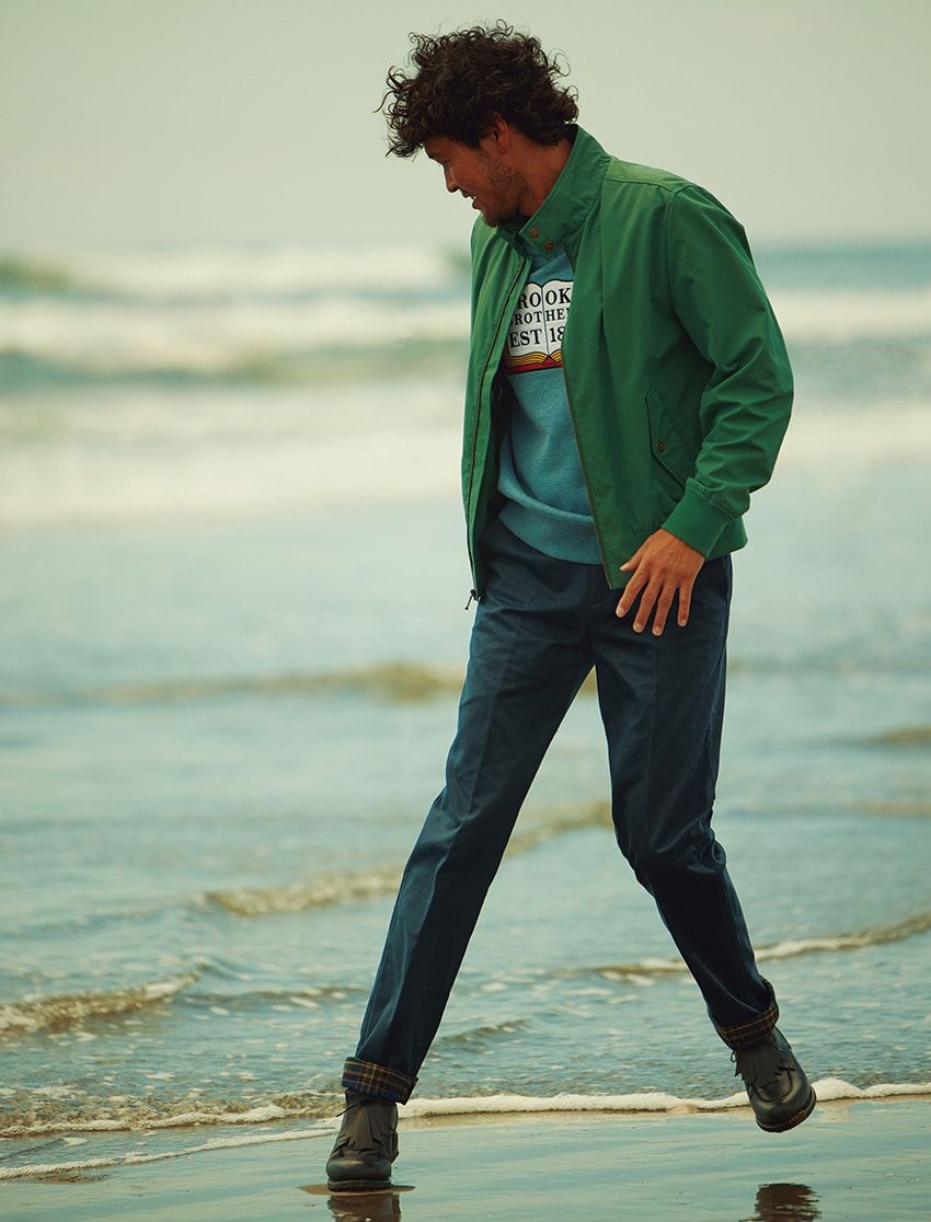 パンツ2万8600円、靴9万4600円、ジャケット3万9600円、スウェット2万6400円／すべてブルックス ブラザーズ（ブルックス ブラザーズ ジャパン　0120-02-1818）