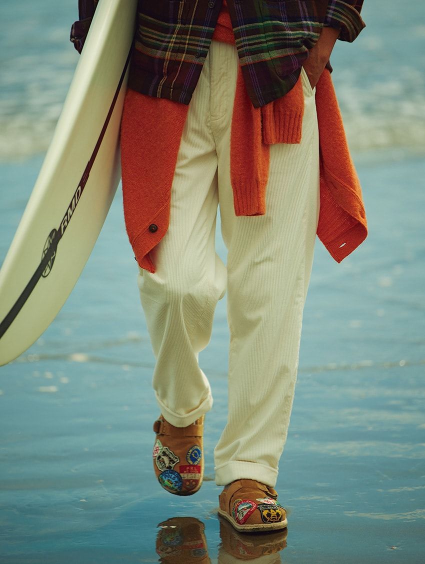 パンツ3万5200円、サンダル3万3000円、シャツジャケット3万3000円、カーディガン9万200円/すべてポロ ラルフ ローレン(ラルフ ローレン 0120-3274-20)