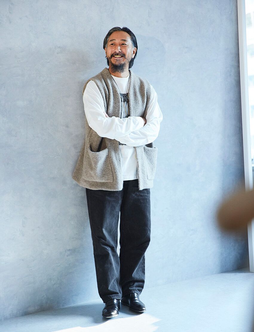 Tシャツ、ベスト＝共にナノ・ユニバース　デニム＝リーバイス