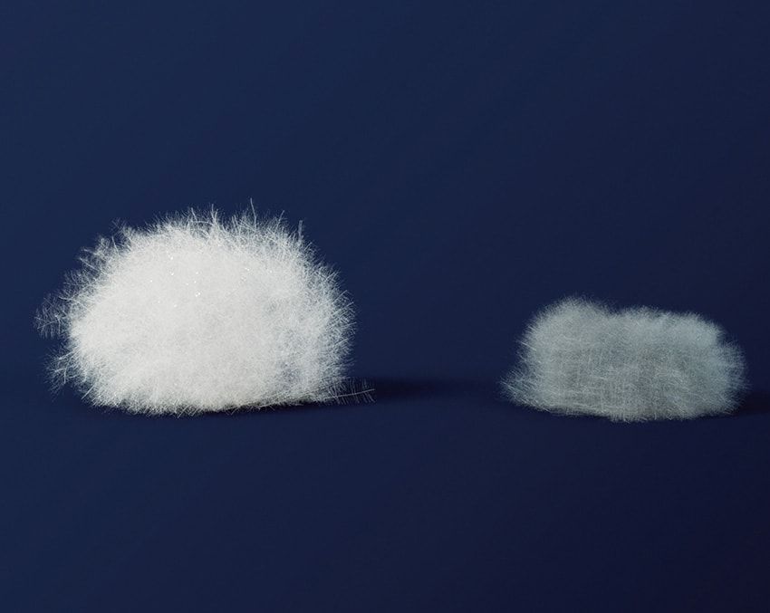 右が通常のダウン素材、左がマムートが開発した「ドライ・ダウン」。ともに水分を含んでいるが、膨らみの違いは一目瞭然だ。