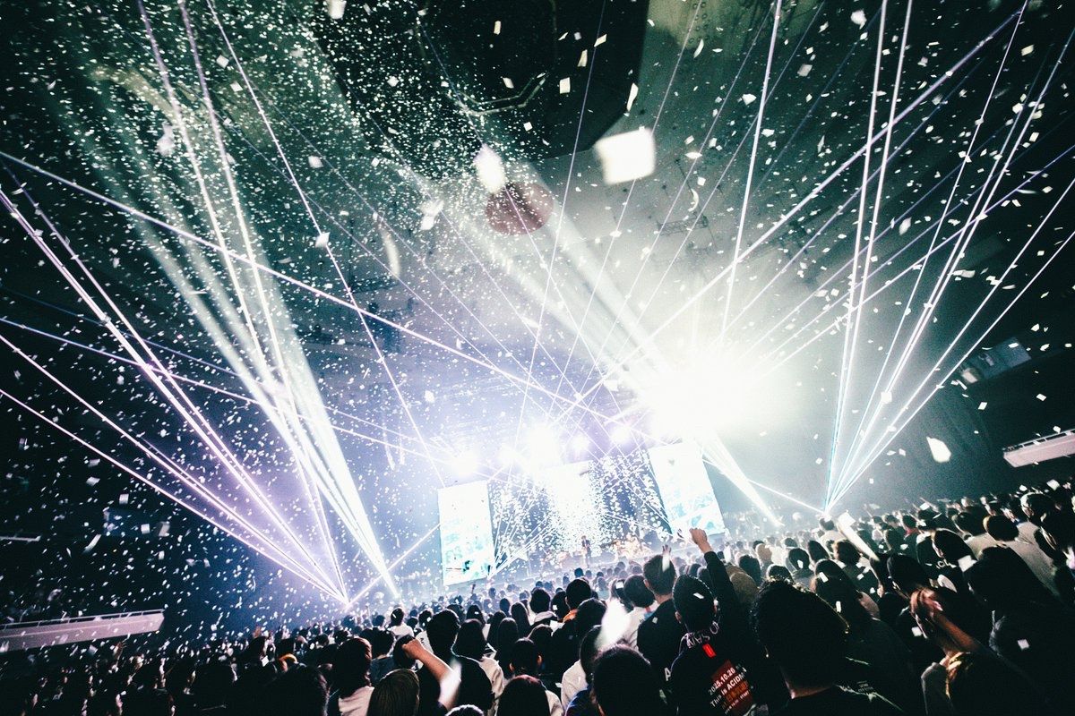 大木さん率いるACIDMANは、10月26日には7年ぶりとなる日本武道館公演を開催。「武道館という特別な場所に、また立てることがうれしい。ライブは僕にとって一本の“人生映画”のようなもの。全国から集まるファンと、生きる美しさと儚さを分かち合う、そんな夜にしたい」という彼の言葉の通り、「エゴの先にしか届かないものがある」。   武道館では、その言葉の意味を音楽で見事に体現。内側から溢れた音だけが、静かに、力強く、広がっていった。／ Taka"nekoze photo"＝写真