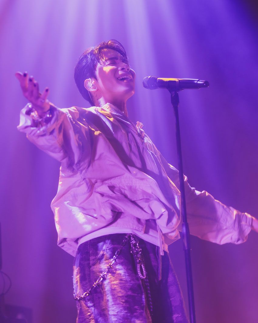 SIRUP（シラップ） ラップと歌を自由に行き来する独自のボーカルスタイルと、ネオソウルやR&Bをルーツに、ゴスペルやHIPHOPのエッセンスを織り交ぜた洗練されたサウンドで、“FEEL GOOD”な空気を届けるアーティスト。イギリス、韓国、オーストラリア、台湾など国内外のアーティストとのコラボに加え、JAMESON、BOSE、MINIといったグローバルブランドとのタイアップでも注目を集める。