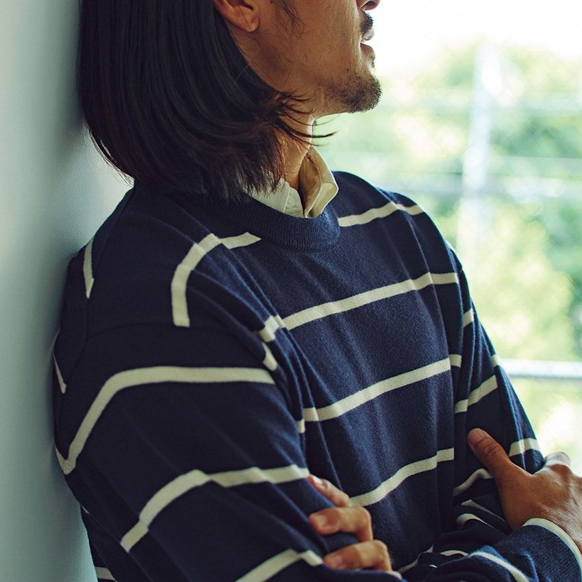 ニット7990円、シャツ9990円／ともにアンフィーロ（オンワード樫山　03-5476-5811）