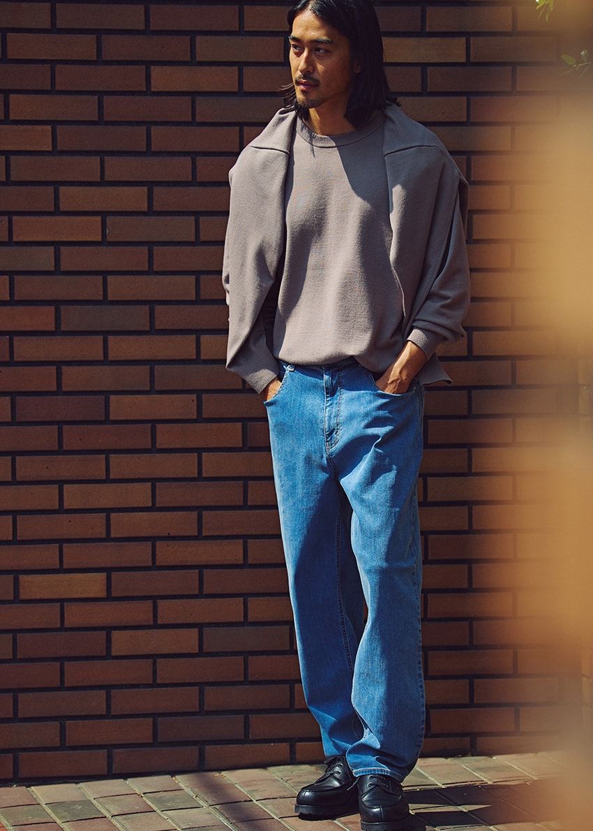 ニット6990円、肩に掛けたカーディガン8990円、デニム1万2980円／すべてアンフィーロ（オンワード樫山