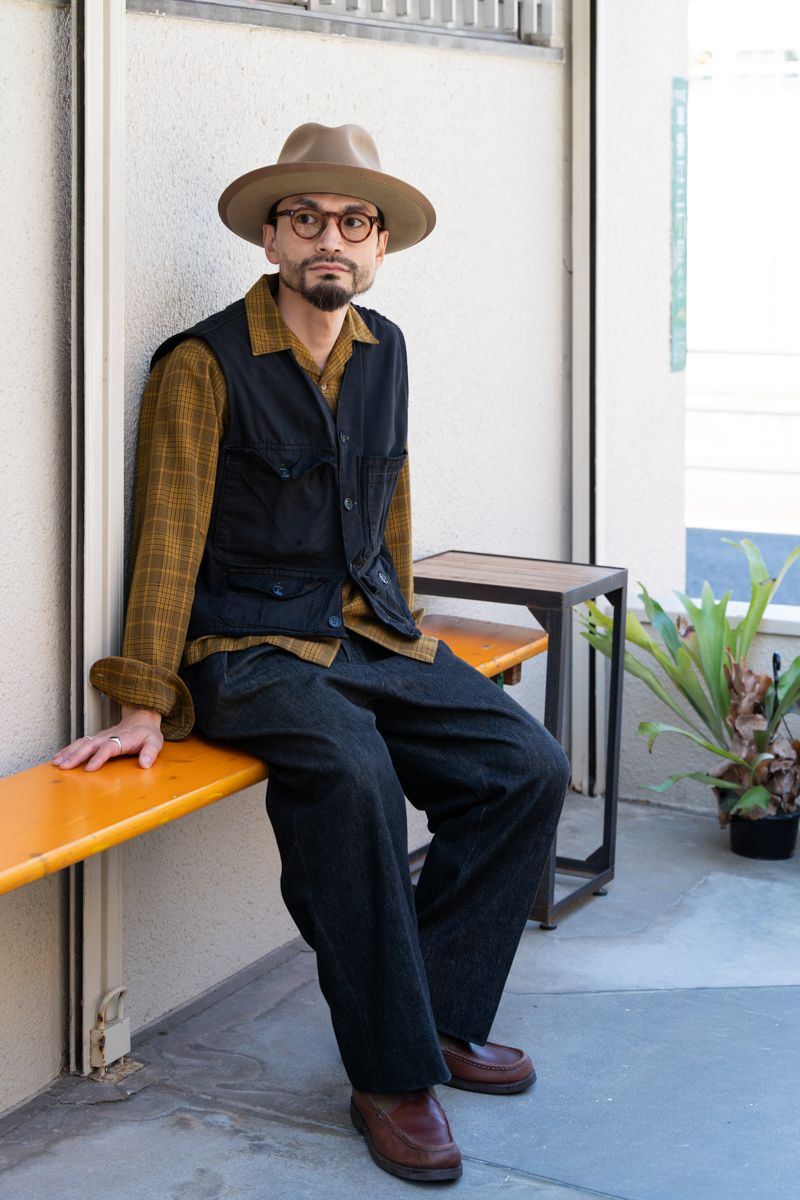 シャツ、シャツ＝ともに古着