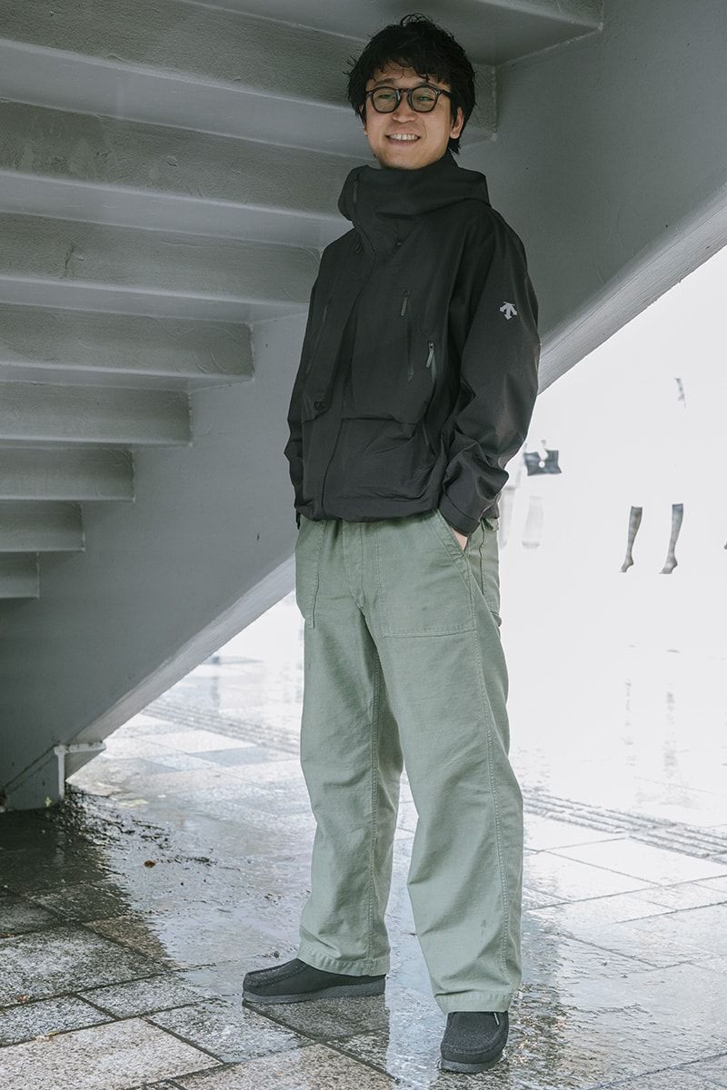 ジャケット=デサントオルテライン パンツ=レミレリーフ 靴=クラークスオリジナルズ 眼鏡=ギュパール