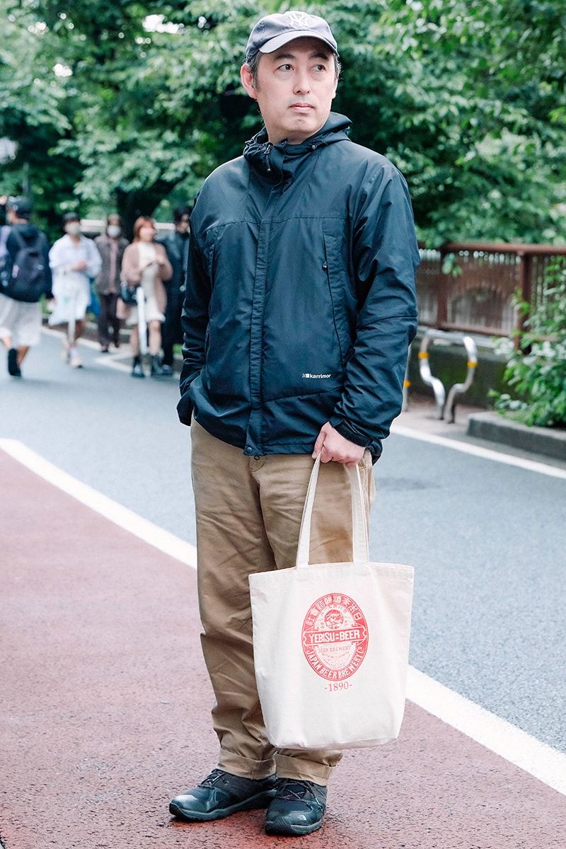 ジャケット=カリマー パンツ=ユニクロ スニーカー=ザノースフェイス 帽子=フォーティーセブン 腕時計=アップル バッグ=エビスビール