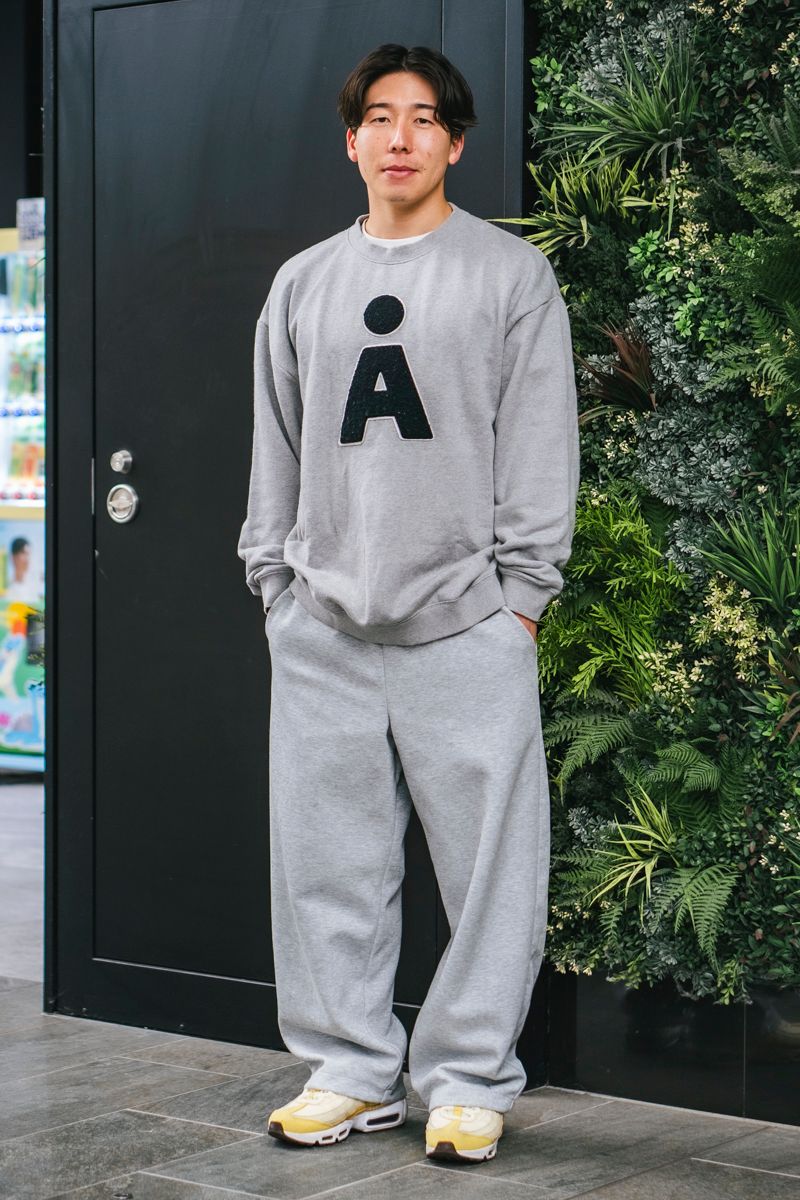 スウェット=エーランド Tシャツ、パンツ=ともにユニクロ シューズ=ナイキ