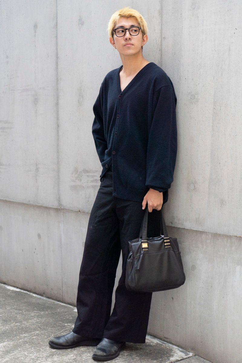 カーディガン、パンツ=ともに古着 Tシャツ=ユニクロ シューズ=ジーユー 眼鏡、アクセサリー=ともにノーブランド バッグ=不明