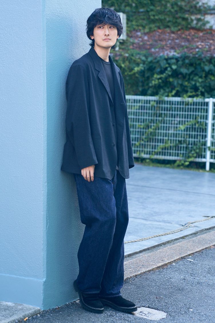 ジャケット、Tシャツ、デニム=すべてコモリ シューズ=グイディ 腕時計=セイコー