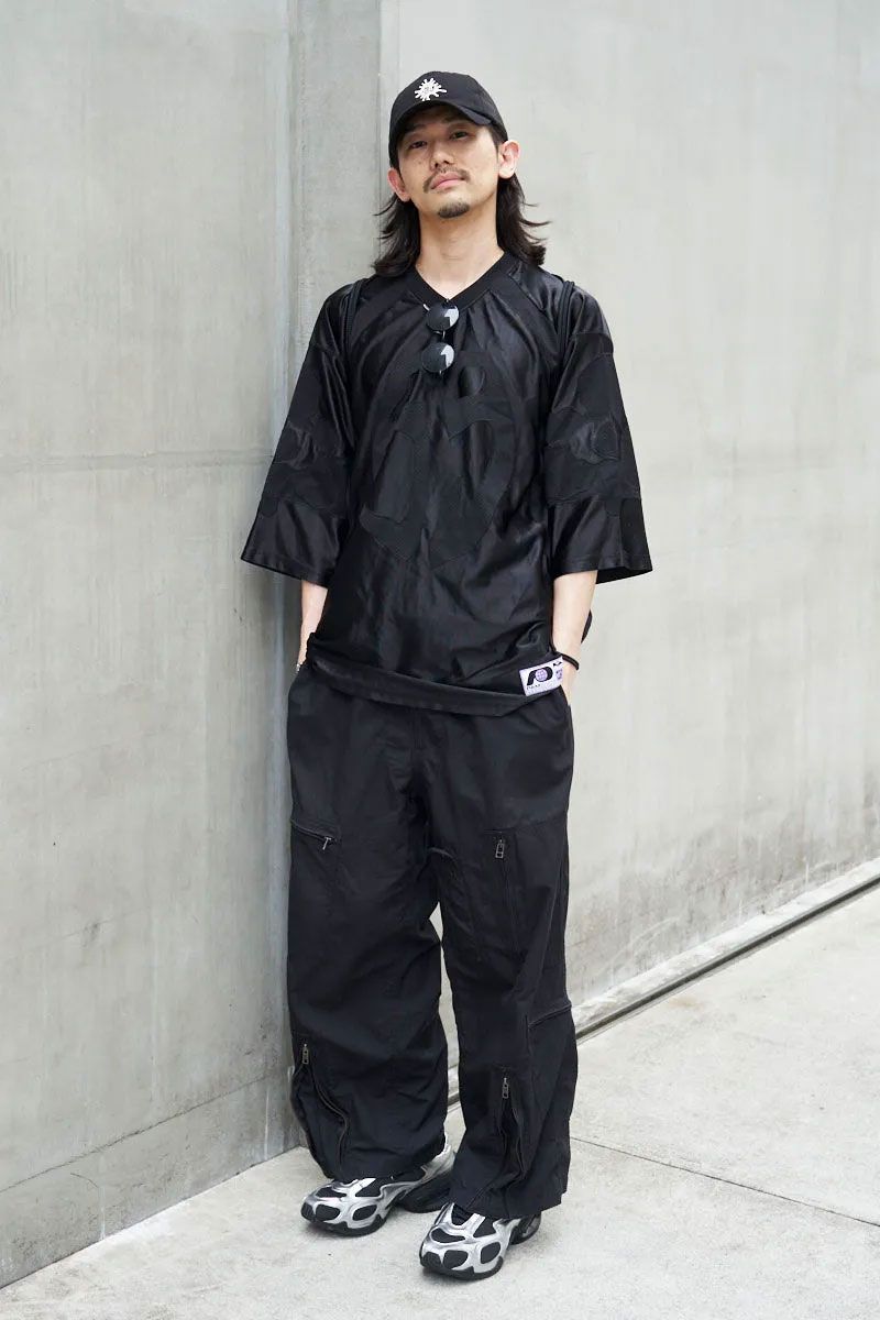 カットソー=パム パンツ=アズマ シューズ=ナイキ 帽子=エイティーズ 眼鏡=ノーブランド バッグ=ジーヴィージーヴィー ブレスレット、リング=ともにアンブッシュ