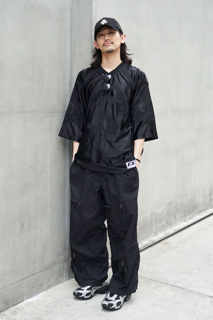 秋冬こそ表情をつけて“オールブラック”を満喫！5人のスナップに見るコーデのヒント - 5枚目の画像