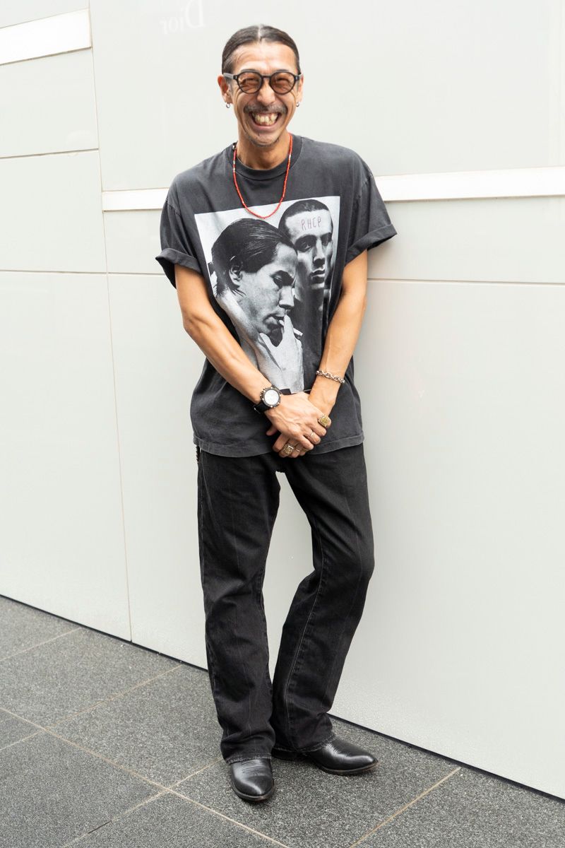 Tシャツ=古着 デニム=リーバイス シューズ=リーガル 眼鏡=ゾフ 腕時計=カシオ リング=エイチティーシー