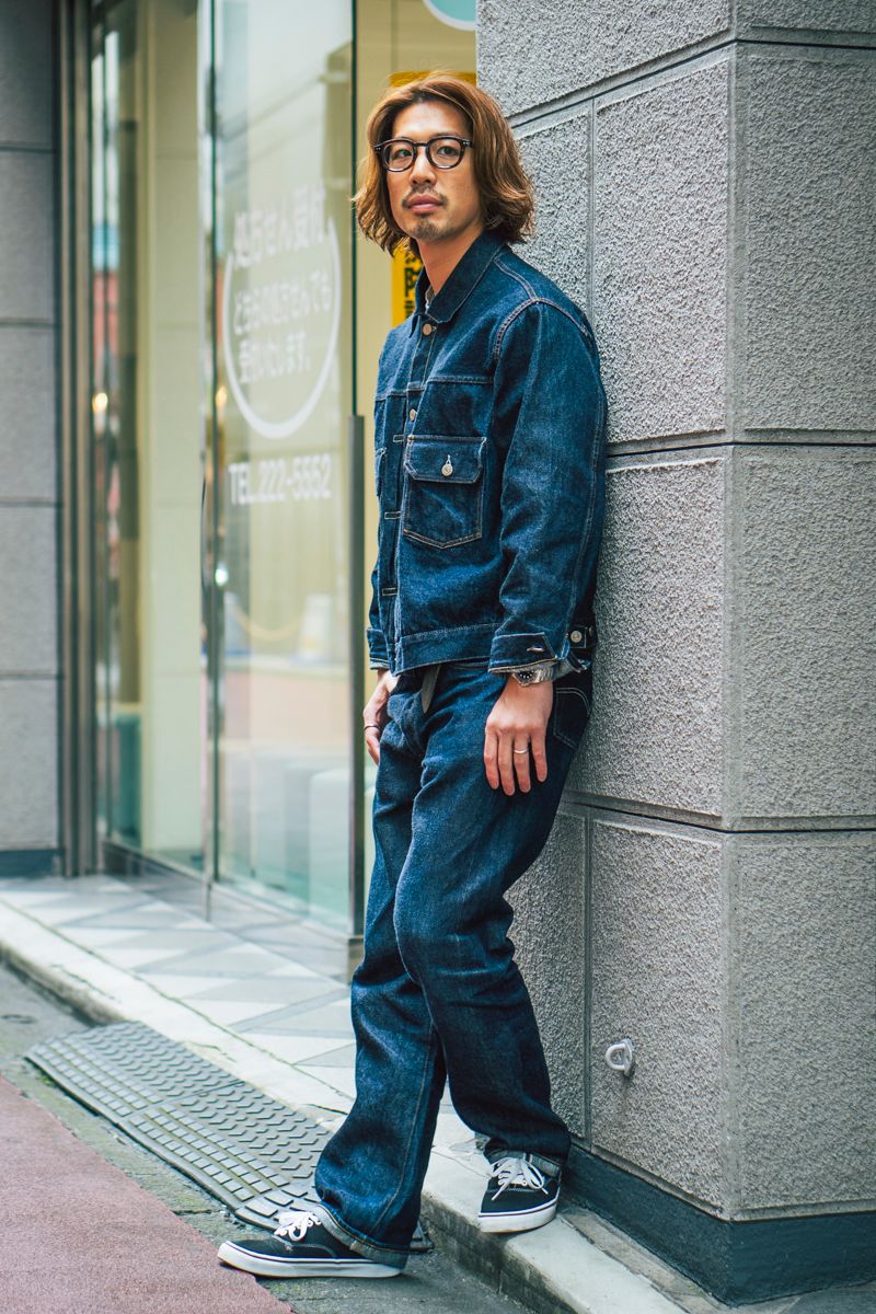 Gジャン、デニム、ベルト=すべてリーバイス Tシャツ=ウェイステッドユース シューズ=ヴァンズ 眼鏡=ユニクロ 腕時計=ロレックス リング=クロムハーツ