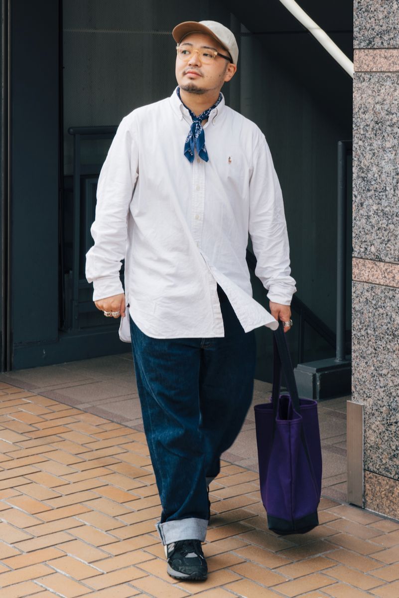 シャツ=ラルフローレン カットソー=ユニクロ デニム=リーバイス シューズ=ニューバランス 帽子=シップス 眼鏡=レスカルネティエ バッグ=ランズエンド 腕時計=アップル バングル、リング=ともに不明