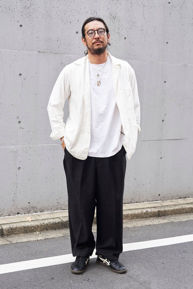 ジャケット=コモリ Tシャツ=コンビニエンスウェア パンツ=ユニクロ シューズ=アシックス 眼鏡=オリバーピープルズ ピアス、ネックレス、バングル、リング=すべてアヤシ