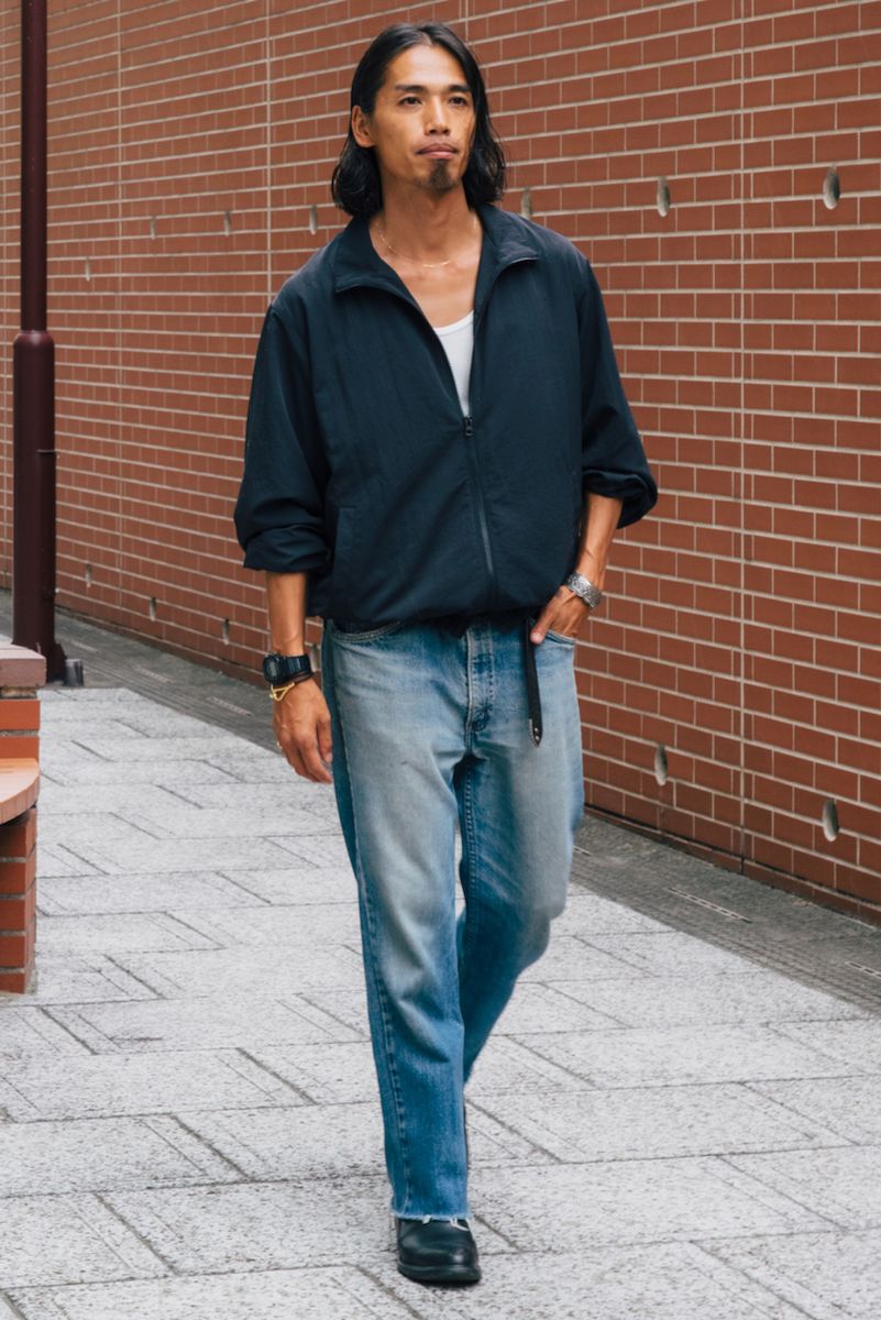 ブルゾン、カットソー=ともにロンハーマン デニム=リーバイス シューズ=レッドウィング 腕時計=カシオ ネックレス=ノーブランド バングル=不明 リング=エルメス リング2=プロジェビア