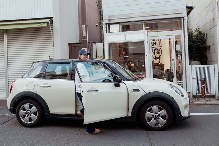 ミニ クーパー D（MINI Cooper D）は、コンパクトで愛らしいスタイリングに、ディーゼルエンジンならではの力強さと経済性を融合させた一台。ガソリンモデルの軽快さをそのままに、より厚みのあるトルク感と長距離走行での低燃費を実現している点が特徴である。1.5リッター直列3気筒ディーゼルターボエンジンを搭載し、最高出力は約116ps、最大トルクは27.5kgmを発揮する。