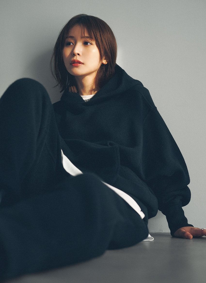 長濱ねる「メンズ服も好きなんです」。ストライプシャツに「チューダー」のダイバーズを着用 - 1枚目の画像