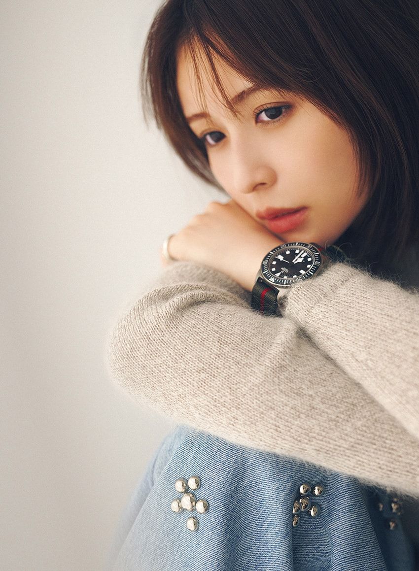 長濱ねる「メンズ服も好きなんです」。ストライプシャツに「チューダー」のダイバーズを着用 - 3枚目の画像