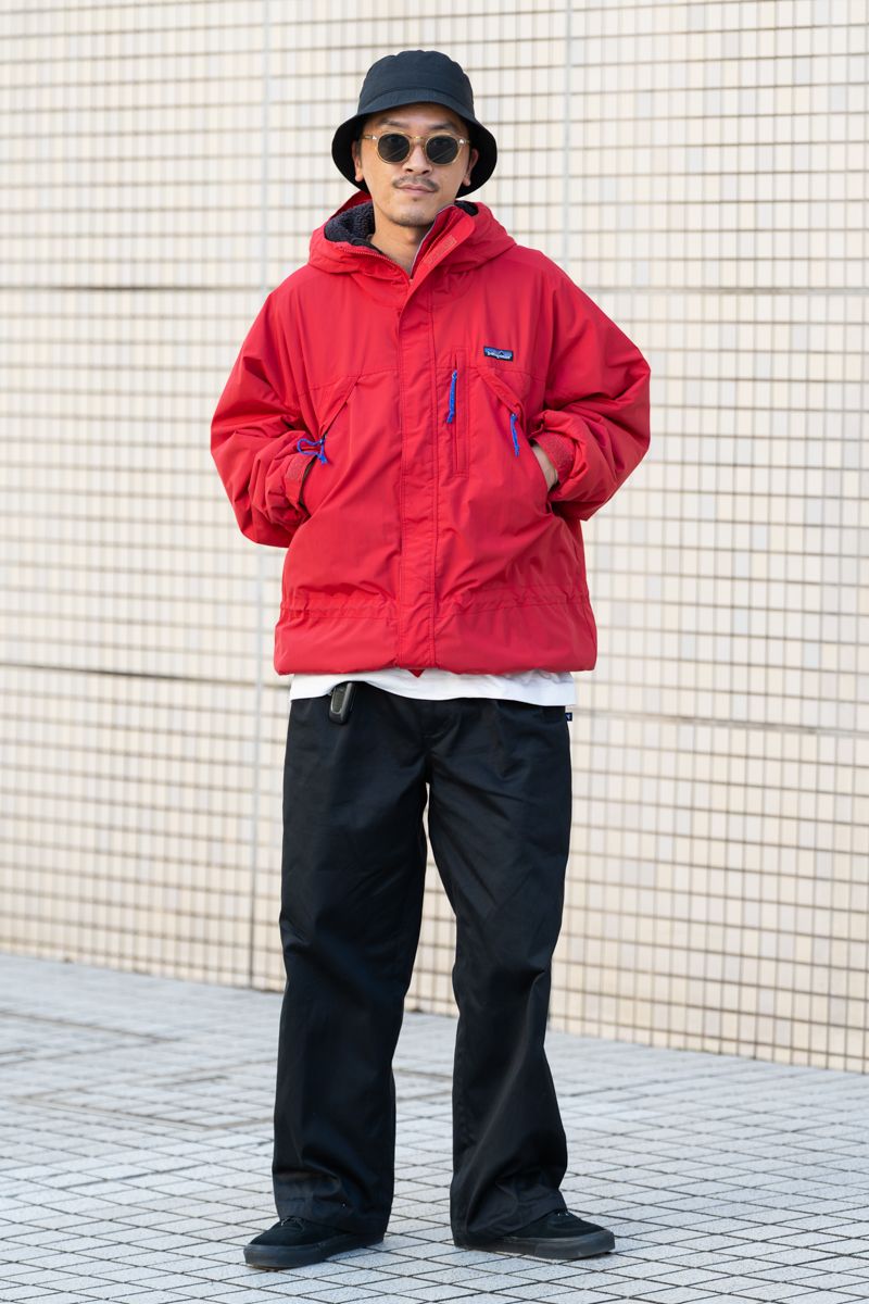 ジャケット=パタゴニア Tシャツ、眼鏡=ともにソーリーアブートレグプログラム パンツ=ディセンダント シューズ=ヴァンズ 帽子=ダブルタップス バングル=カレンシルバー