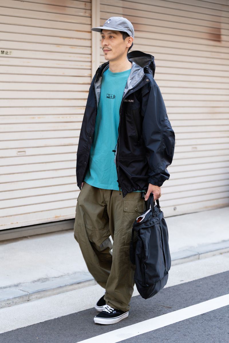 ジャケット=ブローシュア Tシャツ=不明 パンツ=エスエスズィー シューズ=ヴァンズ 帽子=オイルワークス バッグ=ポーター 腕時計=カシオ