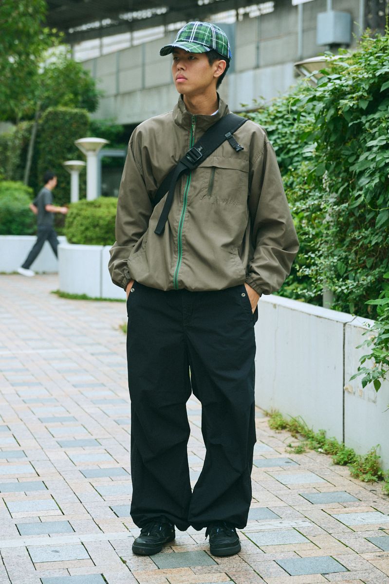 ジャケット=ヒルクロップ パンツ=フィフスジェネラルストア シューズ=リーボック×ワンエルディーケー 帽子=不明 バッグ=アークテリクス ブレスレット=オンザサニーサイドオブザストリート