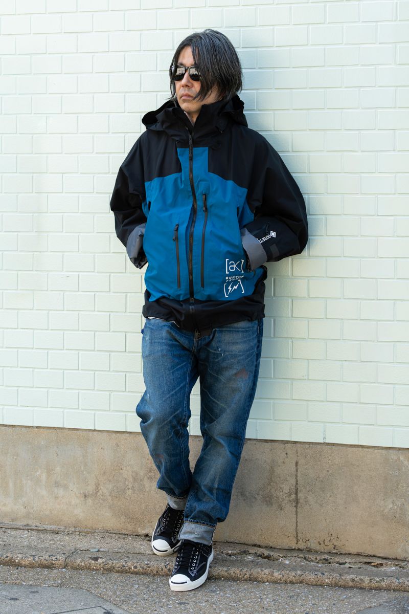 ジャケット=バートン×フラグメント シャツ=シークエル×ディズニー デニム=シークエル シューズ=コンバース×ヴイエー 眼鏡=オークリー×フラグメント ネックレス、バングル=ともにゴローズ バングル2=エルメス 靴下=フクスケ×フラグメント