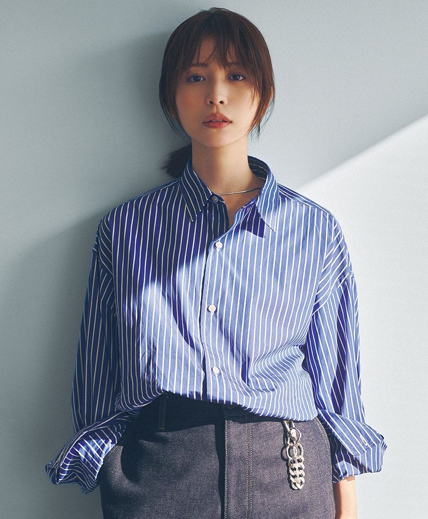 シャツ2万6950円／エイチ ビューティー&ユース　050-8890-9491、デニム9万8000円／ピーター ウー（エム　03-6721-0406）、ネックレス2万3100円、キーチェーン2万2000円／ともにザ・オブジェクト　theobject.jp