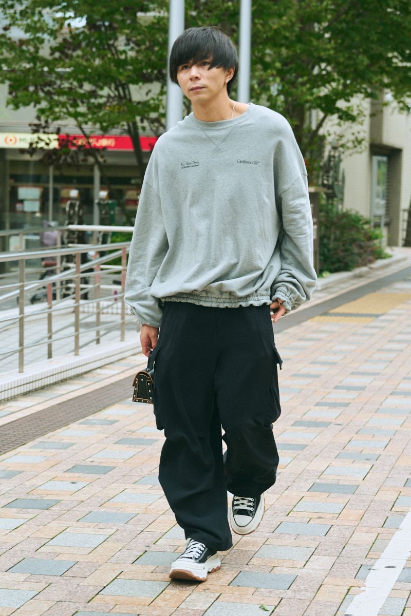 スウェット＝シンヤコヅカ　パンツ、バングル、リング＝すべてユナイテッドトウキョウ　シューズ＝コンバース　バッグ＝エンダースキーマ  