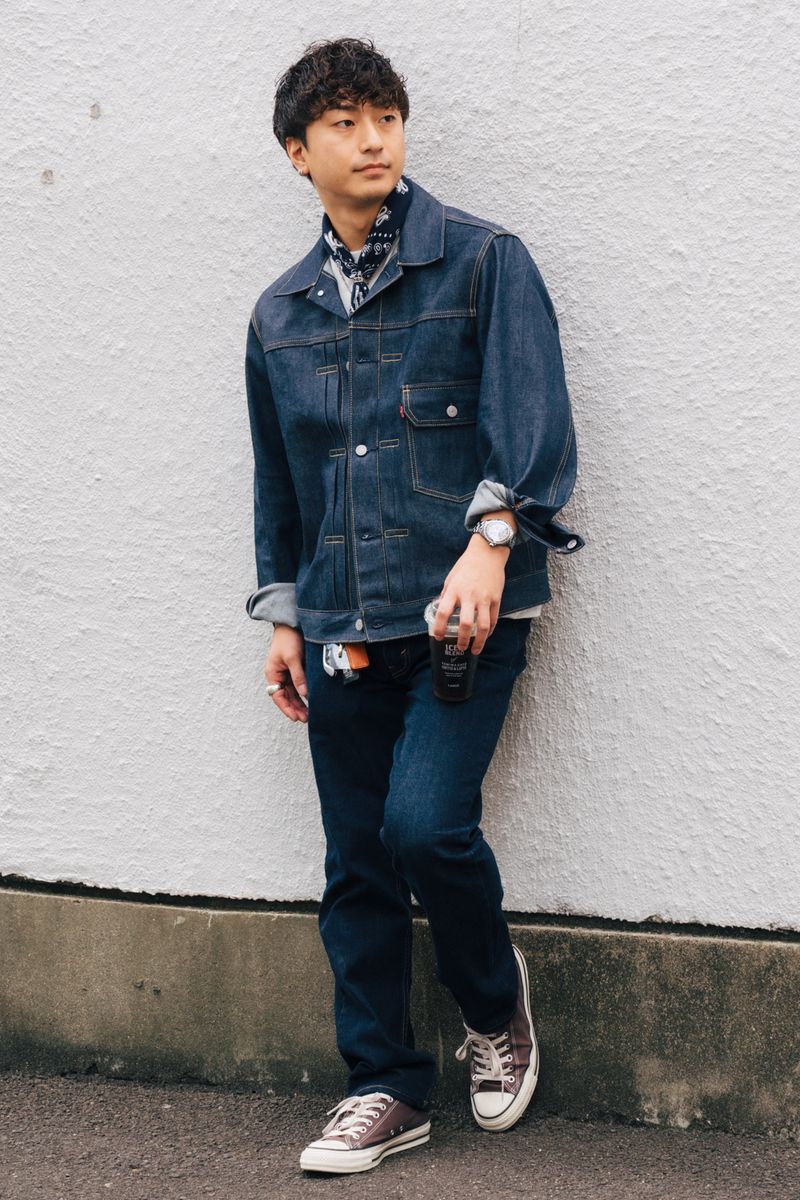 Gジャン、デニム＝ともにリーバイス　Tシャツ＝ヘインズ　シューズ＝コンバース　アクセサリー＝ヒューマンメイド　腕時計＝シャネル　ネックレス＝ライオンハート