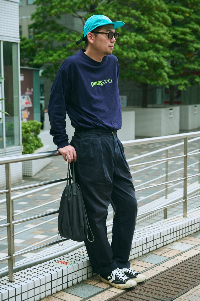 Tシャツ=トキシラズ パンツ=タップウォーター シューズ=コンバース 帽子=ナイスウェザー 眼鏡=イエローズプラス バッグ=イーラ 腕時計=アップル