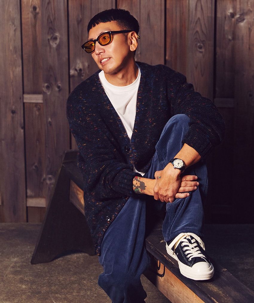 カーディガン6万6000円／ワコマリア、パンツ3万6300円／ワコマリア×リー（ともにパラダイストウキョウ　03-5708-5277）、Tシャツ1万2100円、サングラス3万3000円 ／ともにクーティープロダクションズ、スニーカー2万5300円／クーティープロダクションズ×コンバース（すべてクーティー フラッグシップ ストア　03-6809-0090）