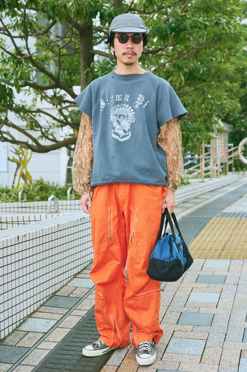 Tシャツ＝古着　カットソー＝サウスツーウエストエイト　パンツ＝ポロラルフローレン　シューズ＝コンバース　帽子＝コンフォータブルリーズン　眼鏡＝不明　バッグ＝エルエルビーン