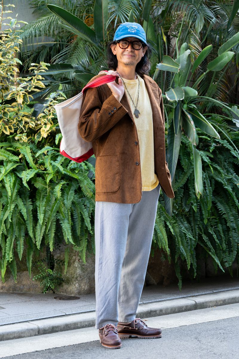 ジャケット＝ウィローパンツ　Tシャツ、パンツ＝ともにグッドオン　シューズ＝ティンバーランド　帽子＝ホピ　眼鏡＝古着　バッグ＝エルエルビーン　腕時計＝ロレックス　ネックレス＝不明　バングル＝ホピ